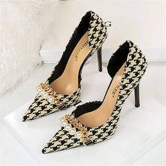 Queen's March Pump Shoes