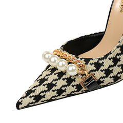 Queen's March Pump Shoes