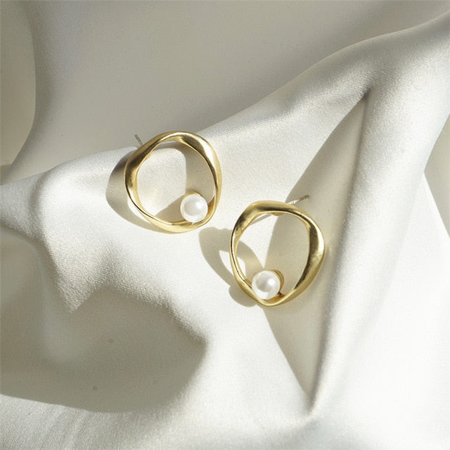 Simple Geometric Delicate with Atmospheric Small Pearl Woman Earring